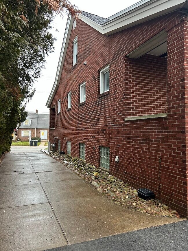 Building Photo - 967