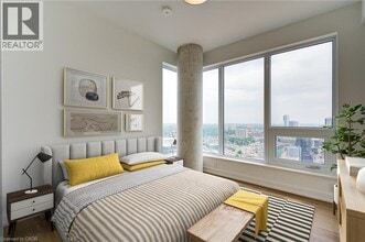 Building Photo - 15 Wellington St S