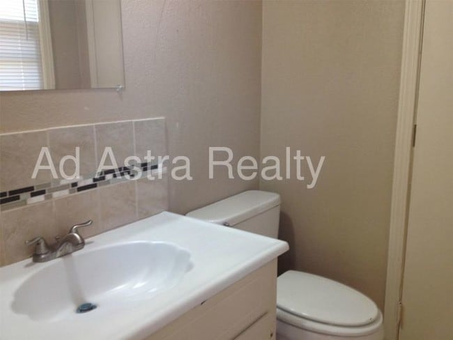 Building Photo - 913 Kent Dr