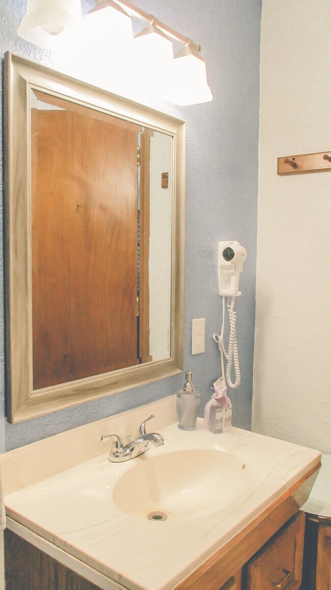 secador de pelo de pared - 8301 Comanche Ct NE