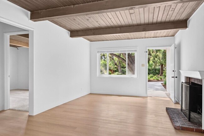 Foto del edificio - Freshly Renovated Single-Story Home with Huge Backyard & Prime Commuter Location!