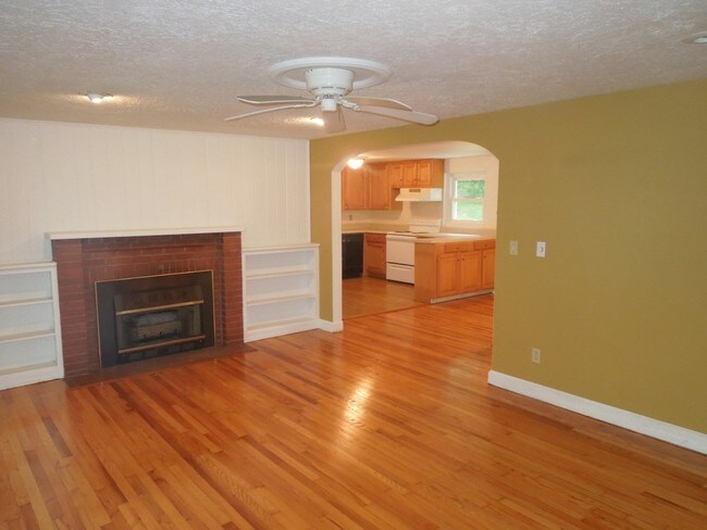 Building Photo - 411 Hillcrest Cir