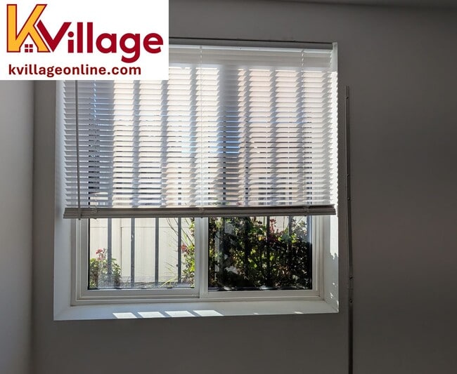 Building Photo - Private room with private bathroom (co-living) **PET-FRIENDLY FLOOR**