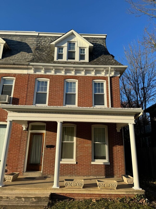 Building Photo - 1403 2nd Ave