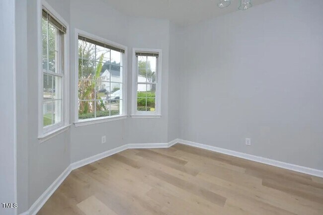Foto del edificio - Spacious and Updated!  4 Bedrooms, LVP Flo...