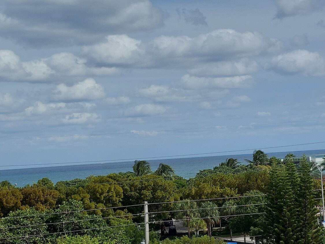 One block from beach and large park - 8000 Harding Ave