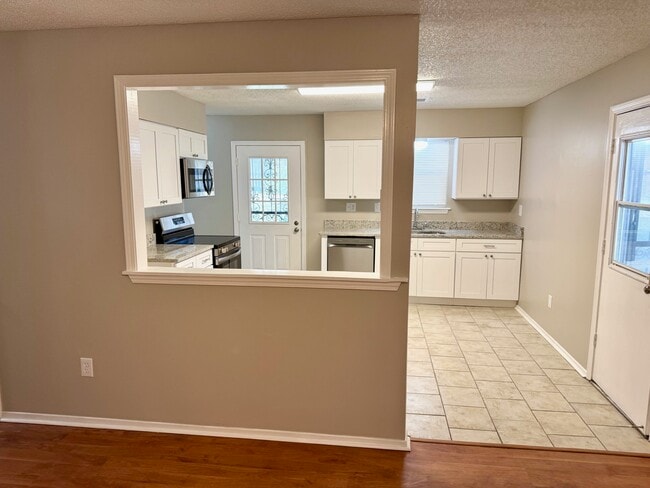 Building Photo - 6475 Yorkshire Rd