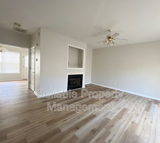 Foto del edificio - 2825 Bennington Dr