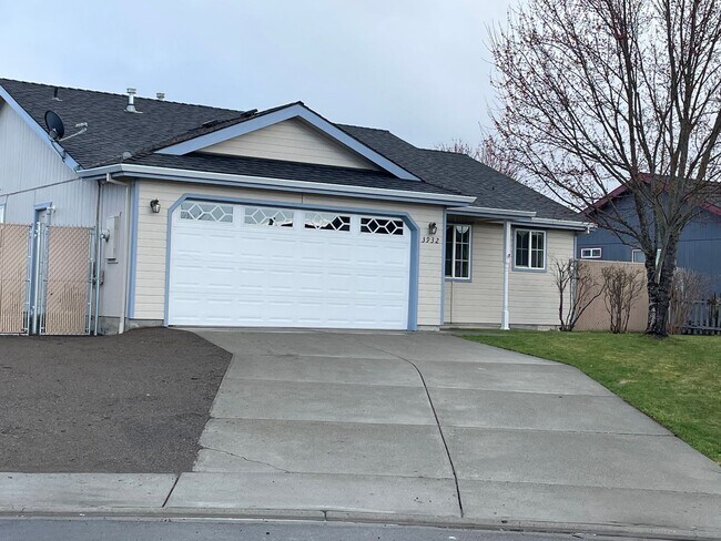 Building Photo - Great 3 bdrm, 2 bath home w/ fenced yard &...