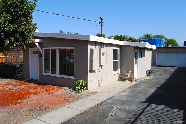 Foto del edificio - 6818 Rhea Ave