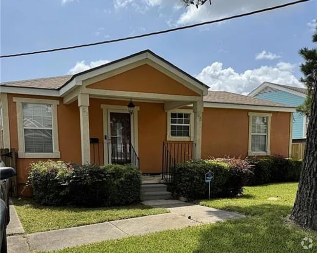 Building Photo - 5165 Mandeville St