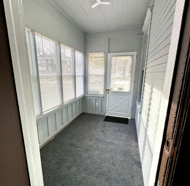 Building Photo - 408 S Gardiner Ave