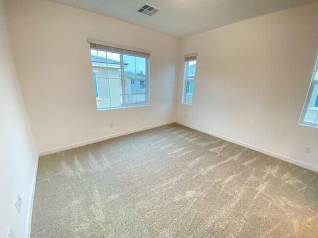 Building Photo - 5730 Sky Pointe Dr