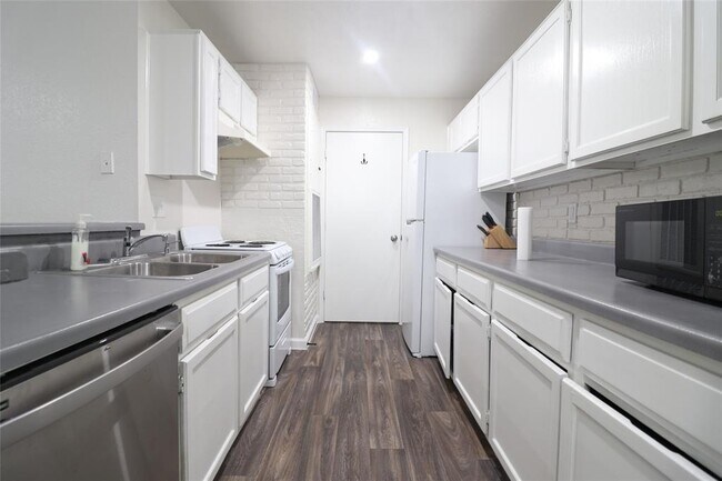 Building Photo - 10629 Braes Bend Dr