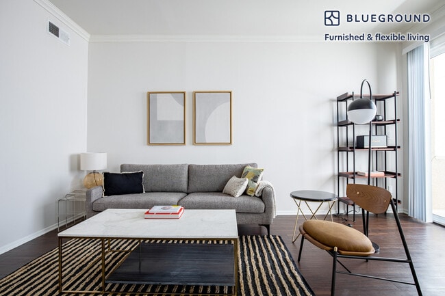 Foto del edificio - 467 S Arnaz Dr