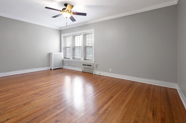 Building Photo - 537 W Addison St