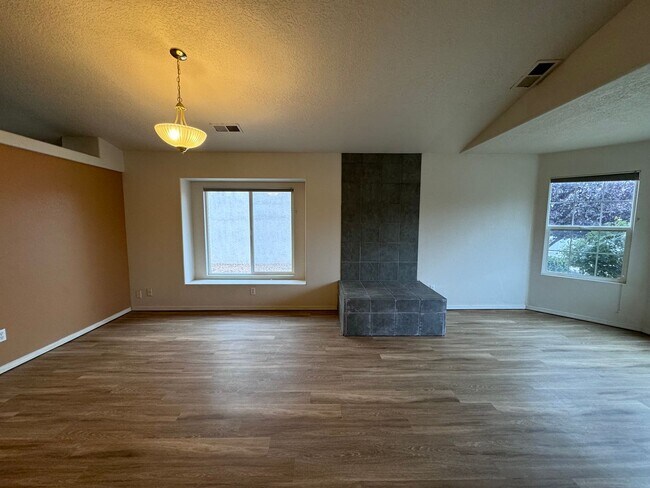 Foto del edificio - Stunning 4 bed 2 bath home. MOVE IN SPECIA...