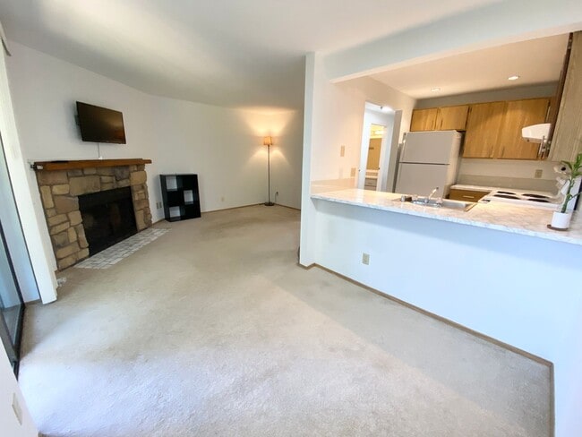 Building Photo - Top floor 1 bedroom condo available now!
