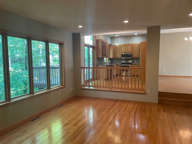 Building Photo - Amazing Eagan SFH w/Open Concept, and Outs...