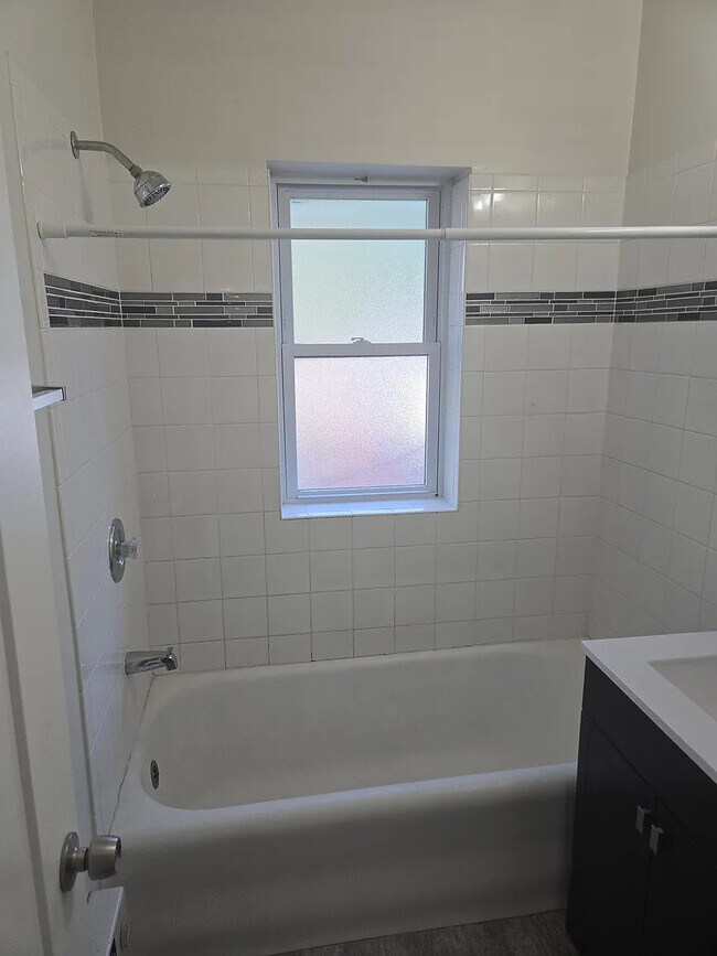 Foto del edificio - 3825 N Greenview Ave