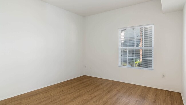 Dormitorio con suelo de superficie dura - Ridgewood Village
