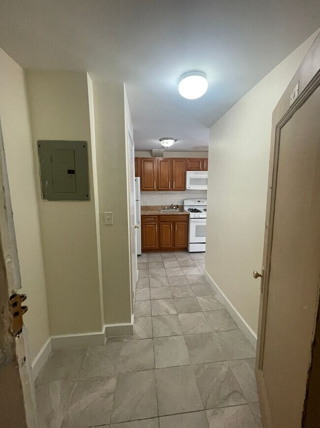 Foto del edificio - Renovated 1  bed , Sunny and Spacious, Utilities and laundry Inc Close to train 1 free Month