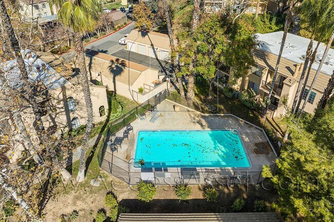 Building Photo - Charming Upstairs 2 Bed/2 Bath  Condo That...
