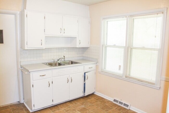 Building Photo - 3 Bedroom 1.5 Bath Raytown Ranch Style Home