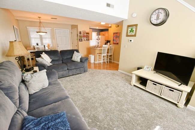 Building Photo - Fully furnished 2 bedroom 2 bath Condo steps to Notre Dame!