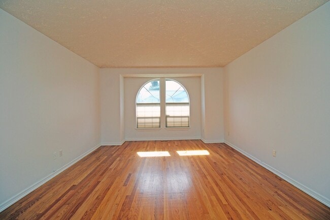Building Photo - Stunning Blue Lake 3 Bed/2 Bath 1 Level Home