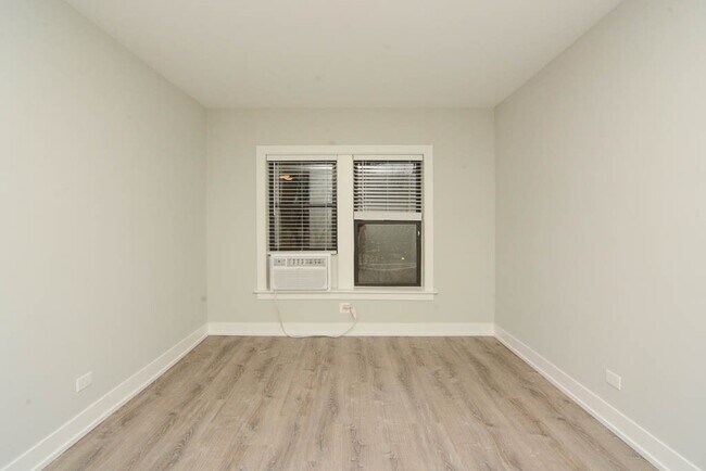 Foto del edificio - 735 W Brompton Ave