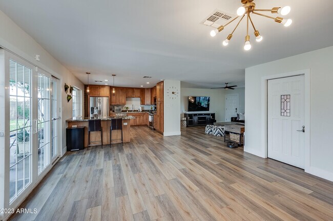 Foto del edificio - 7254 E Vernon Ave