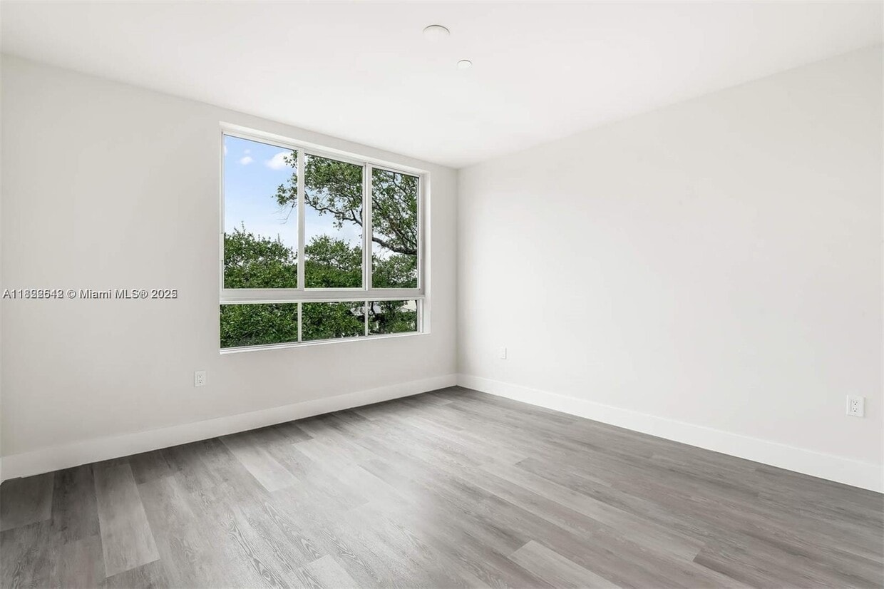 Building Photo - 2555 NE 193rd St