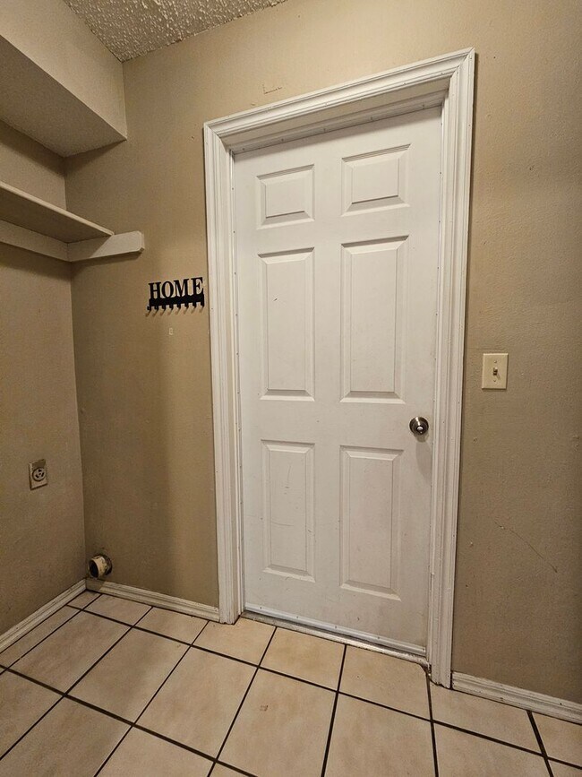 Foto del edificio - (2) Bed/(2) Bath Duplex Avail NOW! Small Pet Negotiable!