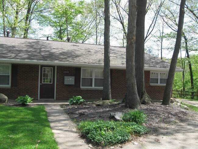 Foto del edificio - 1393 Forest Glen Dr
