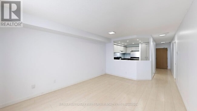 Building Photo - 711 Rossland Rd E