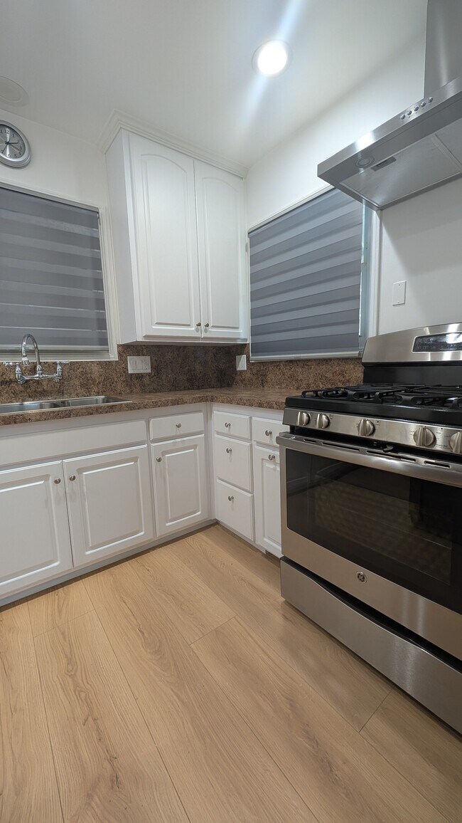 Foto del edificio - 3232 Brookhill St