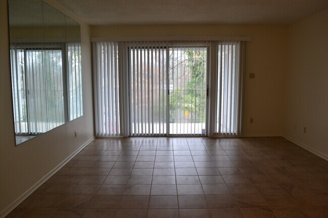 Sala de estar - 5700 B St