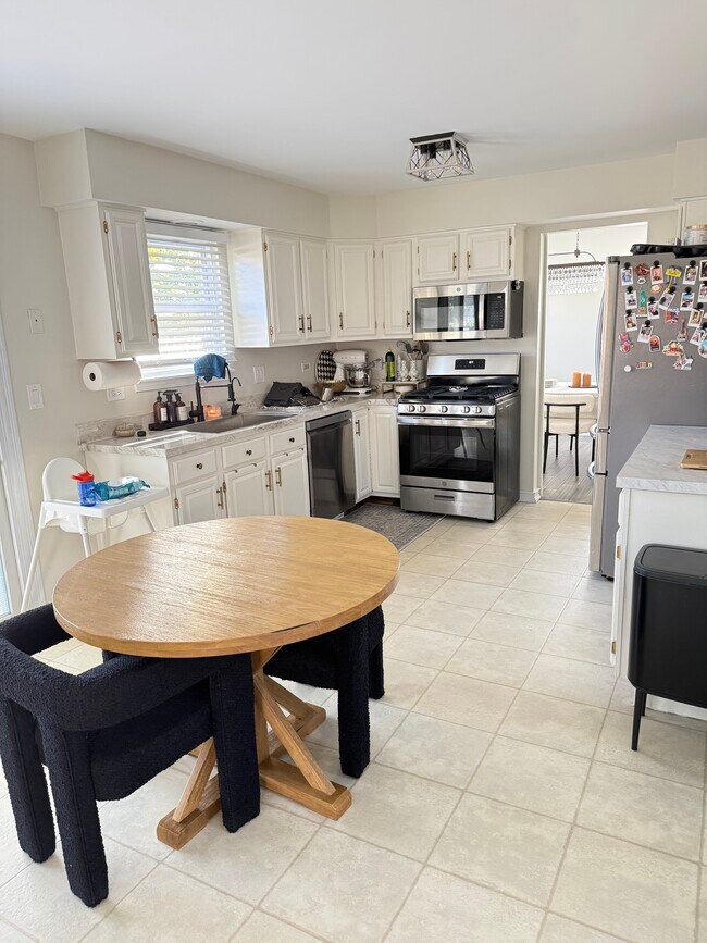 Foto del edificio - 1058 Longford Rd