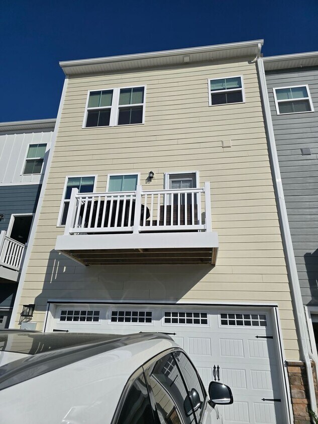 Foto del edificio - 4 Bed, 3.5 Bath Townhome Located just minutes from the VA/NC Line