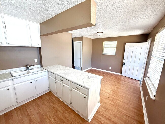 Foto del edificio - AVAILABLE NOW! 2 Bedroom / 1 Bath Duplex N...
