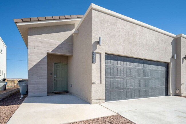 Foto del edificio - "Spacious 3-Bedroom Duplex with Granite Elegance in El Paso – 1469 Sq Ft of Modern Comfort!"