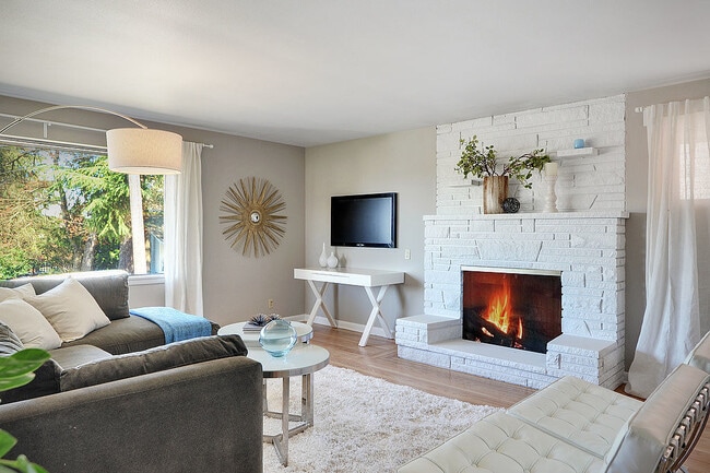 Building Photo - Mid Century Modern in Maple Leaf