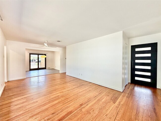 Foto del edificio - 2223 Forest Oaks Dr