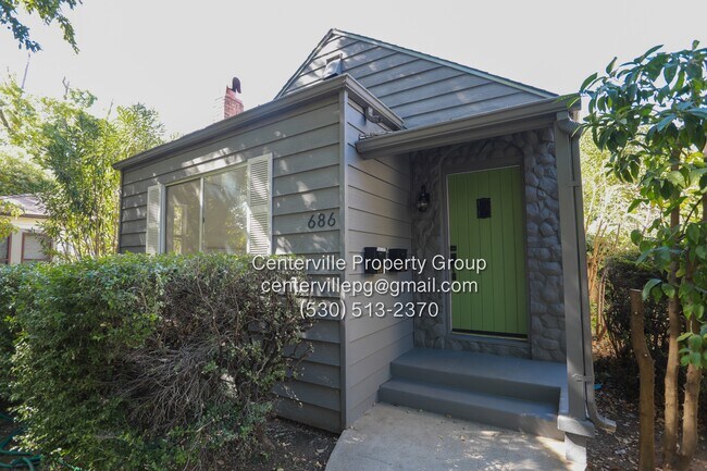 Building Photo - 686 E 7th St