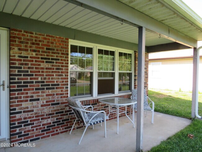 Building Photo - 220 Lexington Dr