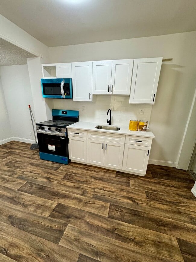 Building Photo - 2055 E Stella St – 3 Bed, 1 Bath Home with...