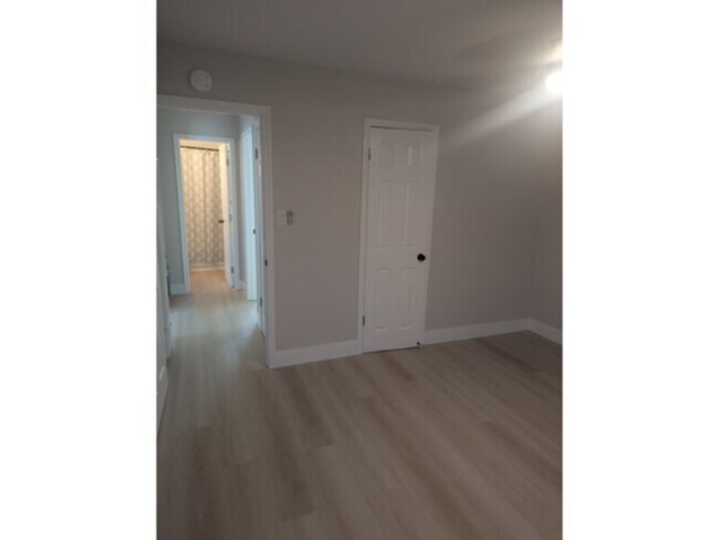 Building Photo - Updated 2 Bed Apartment