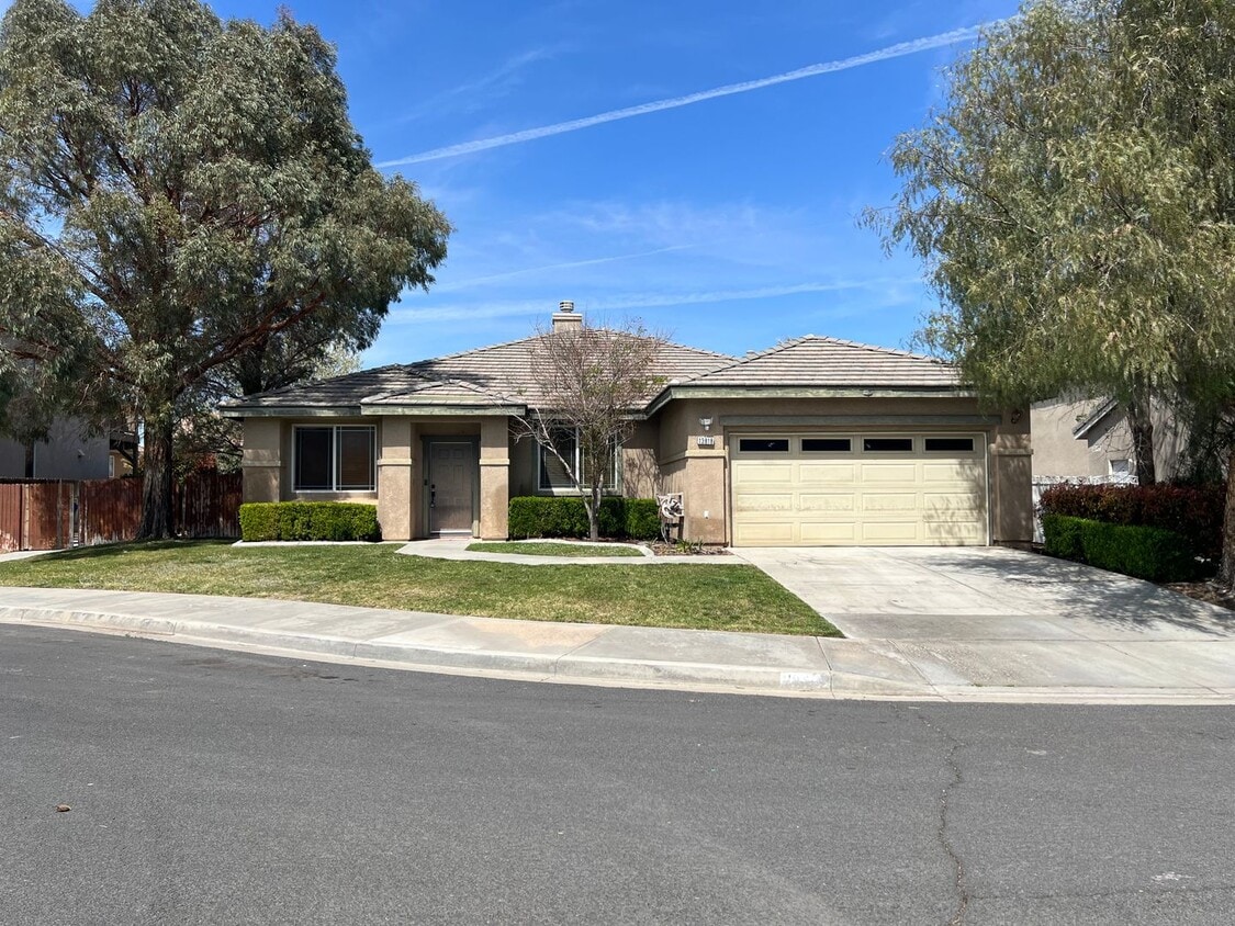 Primary Photo - Beautiful home on cul-de-sac!!!