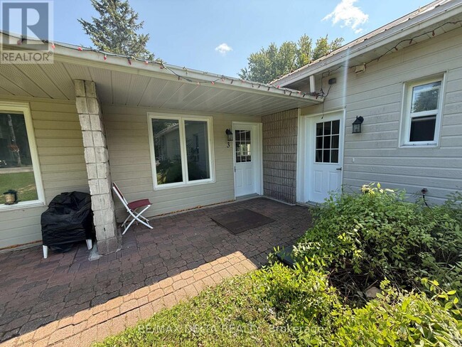 Building Photo - 2248 Laval Rd